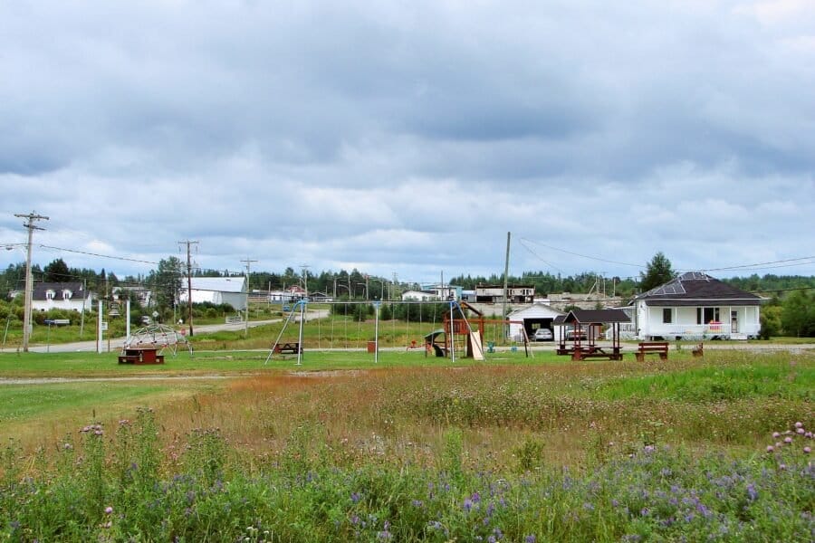 Municipalité de Preissac - Abitibi-Témiscamingue Preissac est une municipalité pittoresque située dans la MRC d'Abitibi, en Abitibi-Témiscamingue, au Québec, Canada. Voici un aperçu détaillé de cette localité unique :Géographie et démographie Population : 914 habitants (2021) Superficie : 506,29 km² Densité : 1,8 hab./km² Située à environ 30 km au sud-ouest d'Amos et à 50 km au nord-ouest de Malartic Traversée par la route 395 Le territoire de Preissac est caractérisé par un vaste réseau hydrologique, comprenant notamment le lac Preissac et ses affluents. La géologie de la région remonte à 2,6 milliards d'années, avec une origine volcanique encore visible dans certaines parties de la municipalité1. Histoire et développement 1906 : Ouverture de la première mine de molybdénite 1916 : Fondation du canton de Preissac 1934 : Arrivée des premiers colons (plan Vautrin) 1936 : Début de la construction de l'église St-Raphaël 1979-1988 : Ouverture de plusieurs mines importantes (Bousquet, Doyon, Dumagami)1 Économie L'économie de Preissac repose principalement sur deux secteurs : Agriculture : environ 15 entreprises sur 50 sont liées à ce secteur Foresterie et exploitation minière : une importante activité économique, notamment avec la présence de mines d'or et de molybdène1 Attractions et points d'intérêt Sentier de la Roche du Millénaire : site touristique offrant des vues panoramiques Lac Preissac : idéal pour les activités nautiques et la pêche Patrimoine naturel : forêts, lacs et rivières propices aux activités de plein air7 Gouvernance Maire actuel : Donald Rheault (mandat 2021-2025) Conseil municipal composé de six conseillers19 Culture et vie communautaire Preissac est reconnue pour son dynamisme et ses magnifiques paysages. La municipalité offre divers services et infrastructures à ses résidents, contribuant à une qualité de vie appréciable dans un cadre naturel exceptionnel78. Municipalité de Preissac - Abitibi-Témiscamingue